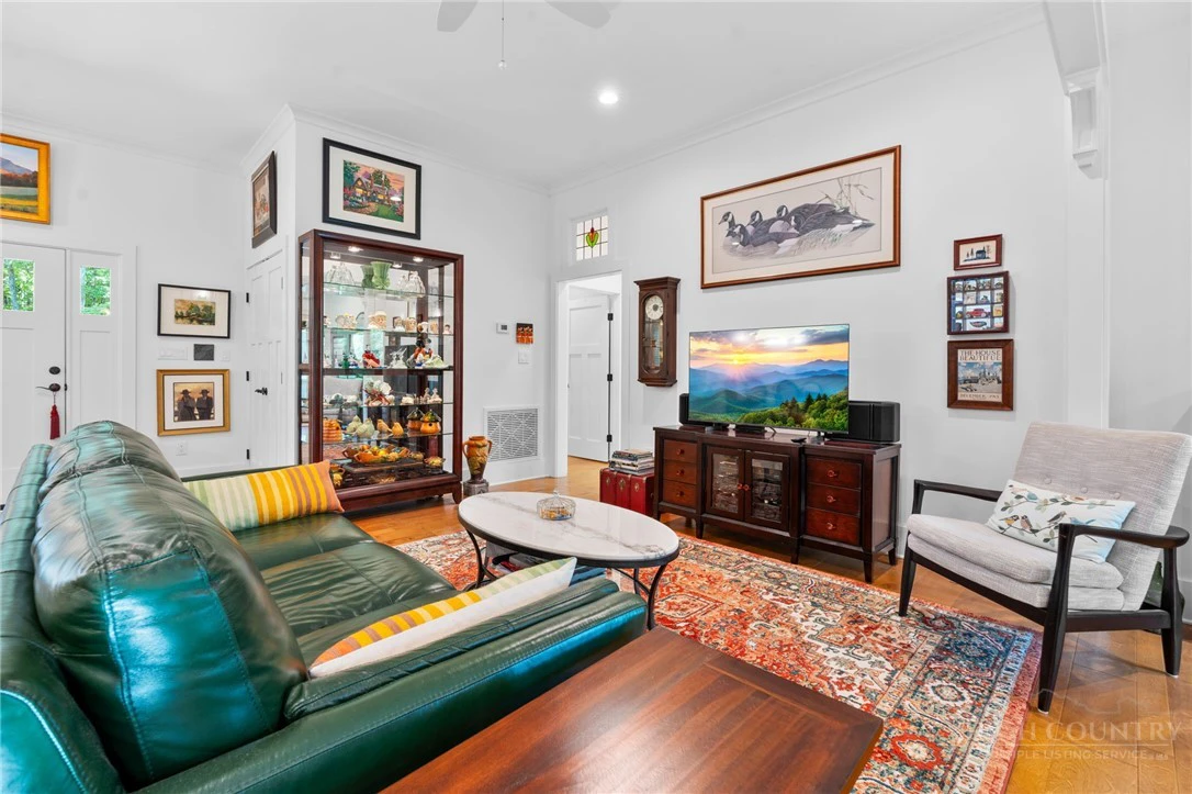 Image number 10 for the current listing