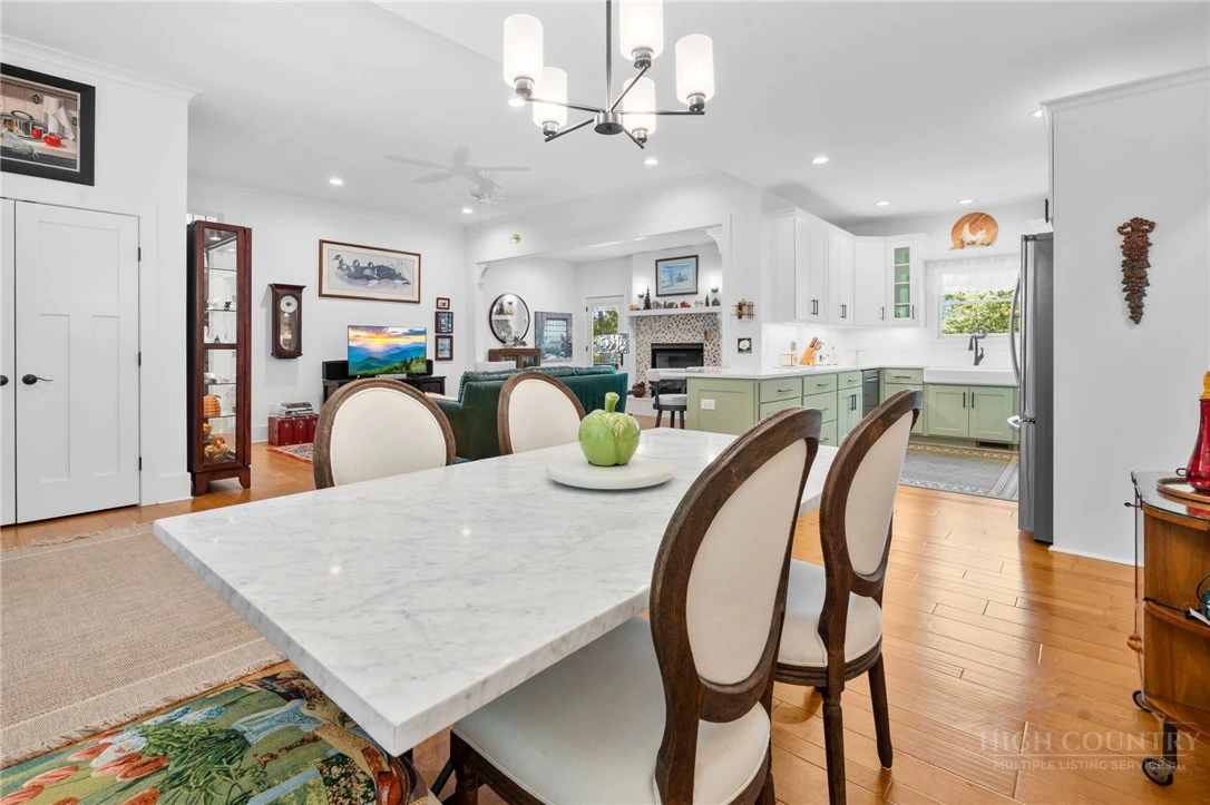 Image number 14 for the current listing