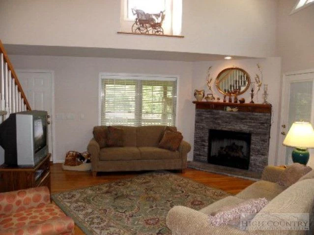 Image number 6 for the current listing