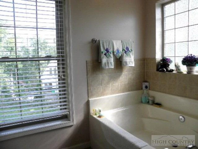 Image number 22 for the current listing