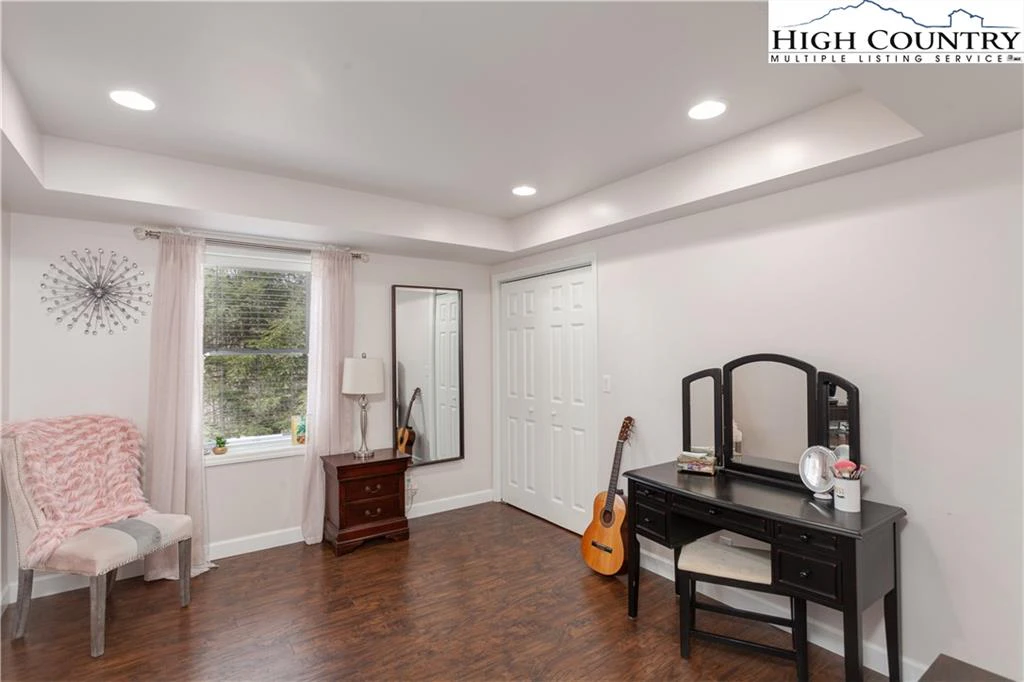 Image number 8 for the current listing