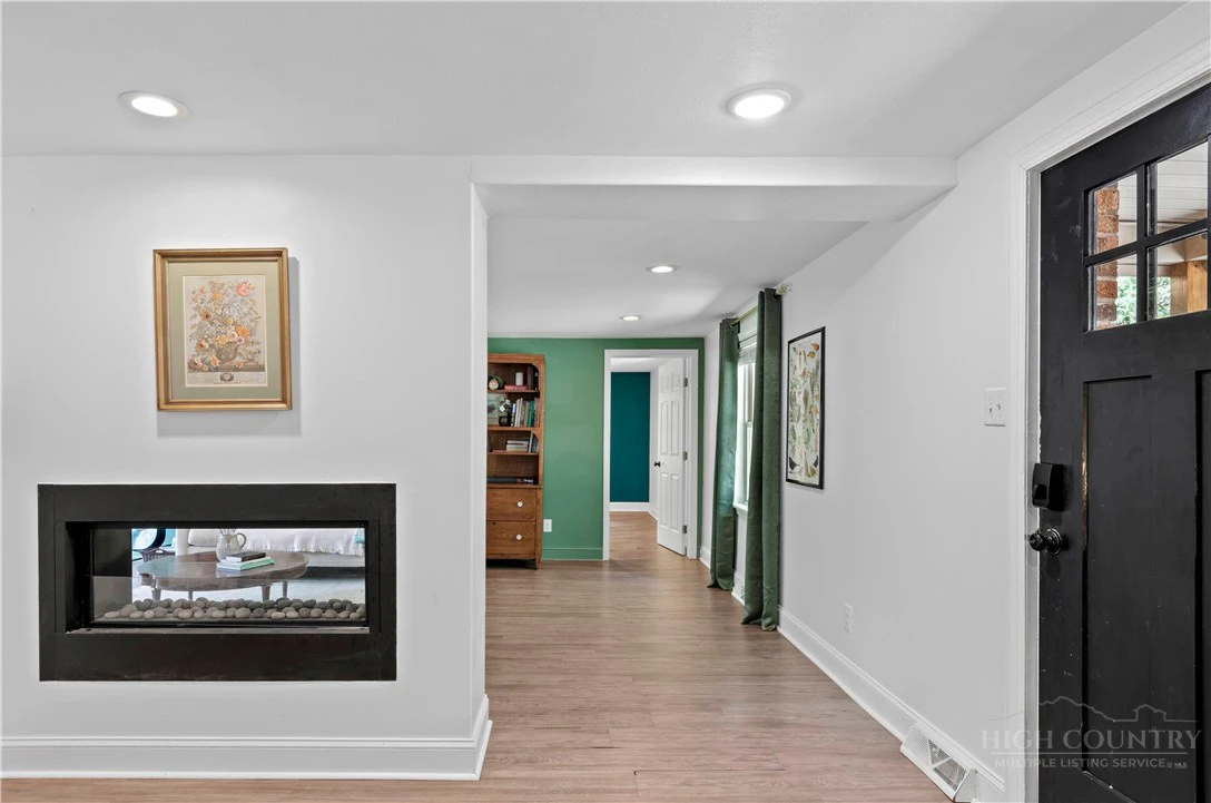 Image number 21 for the current listing
