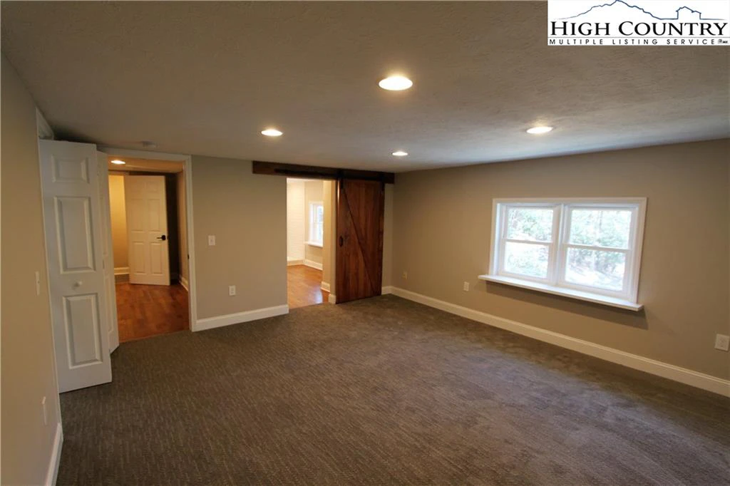 Image number 18 for the current listing