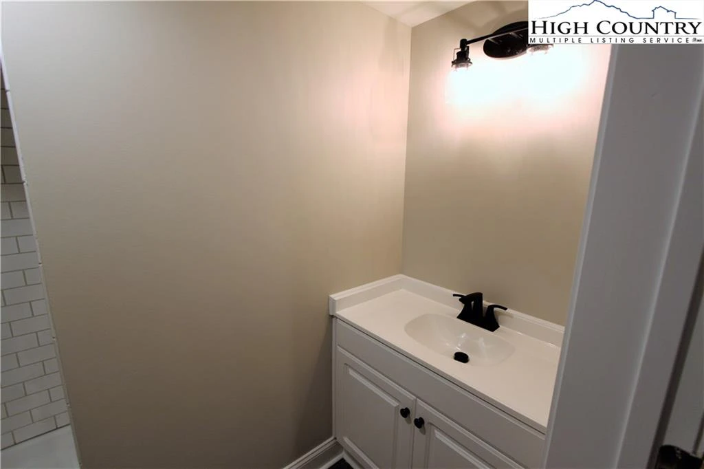 Image number 5 for the current listing