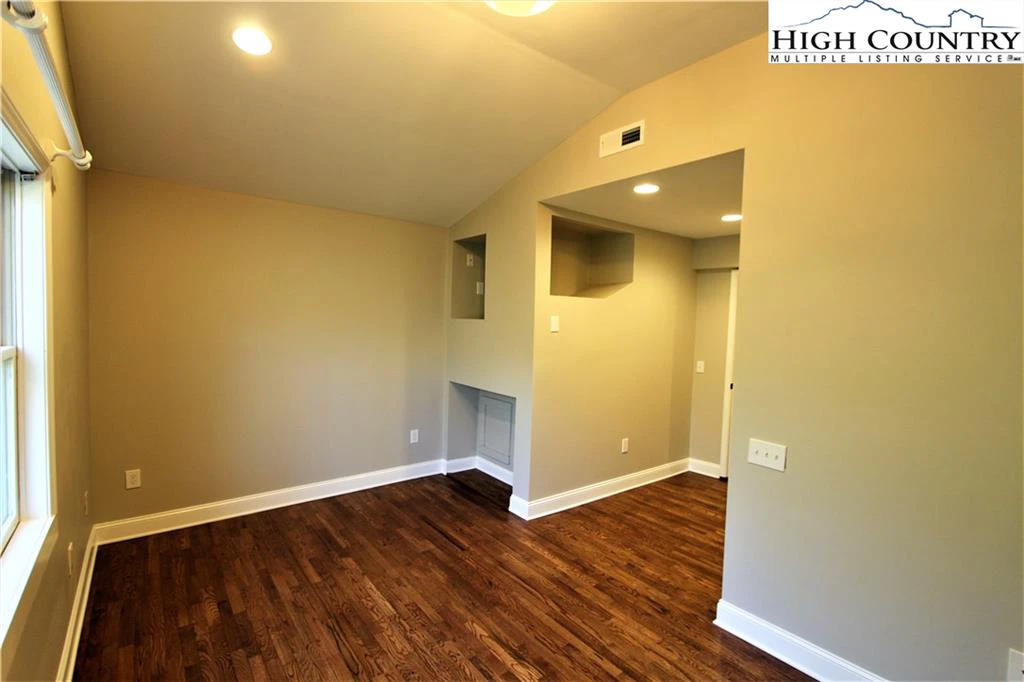 Image number 6 for the current listing