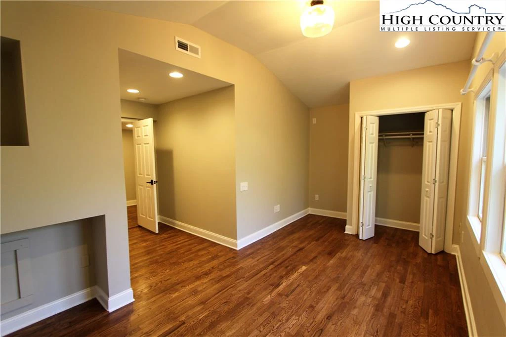 Image number 7 for the current listing
