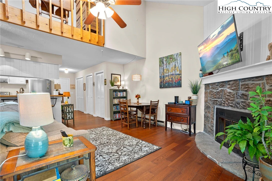 Image number 19 for the current listing