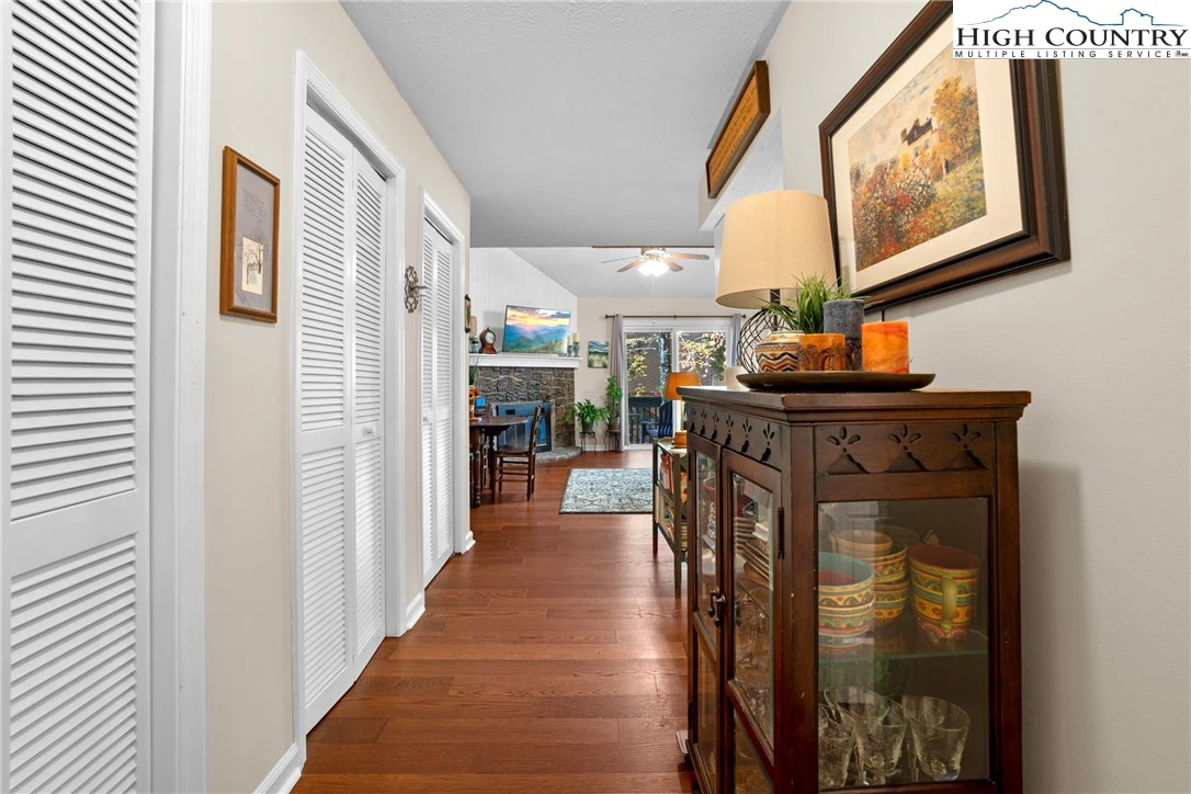 Image number 17 for the current listing