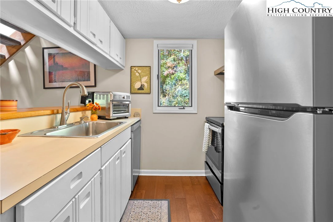 Image number 16 for the current listing