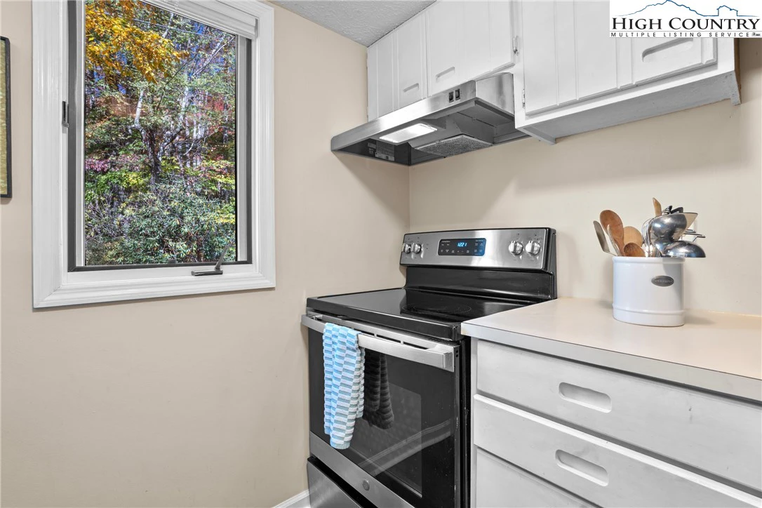 Image number 15 for the current listing