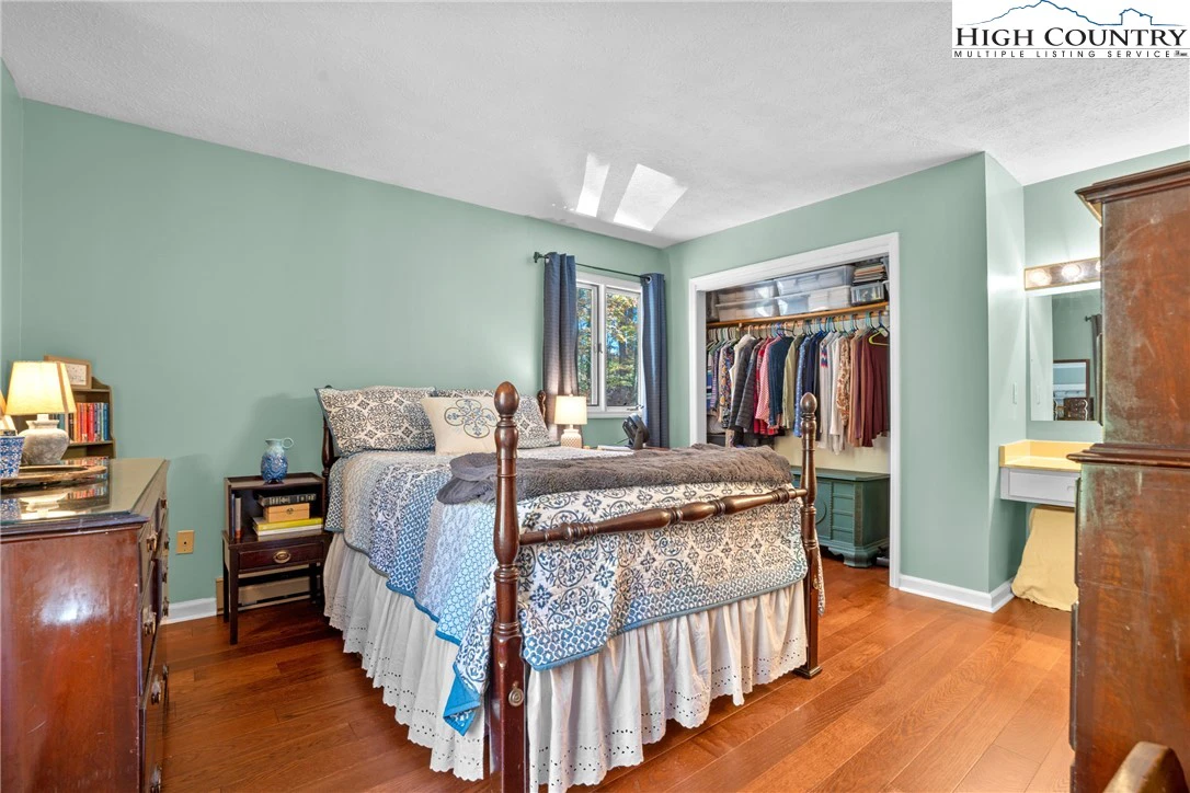 Image number 12 for the current listing