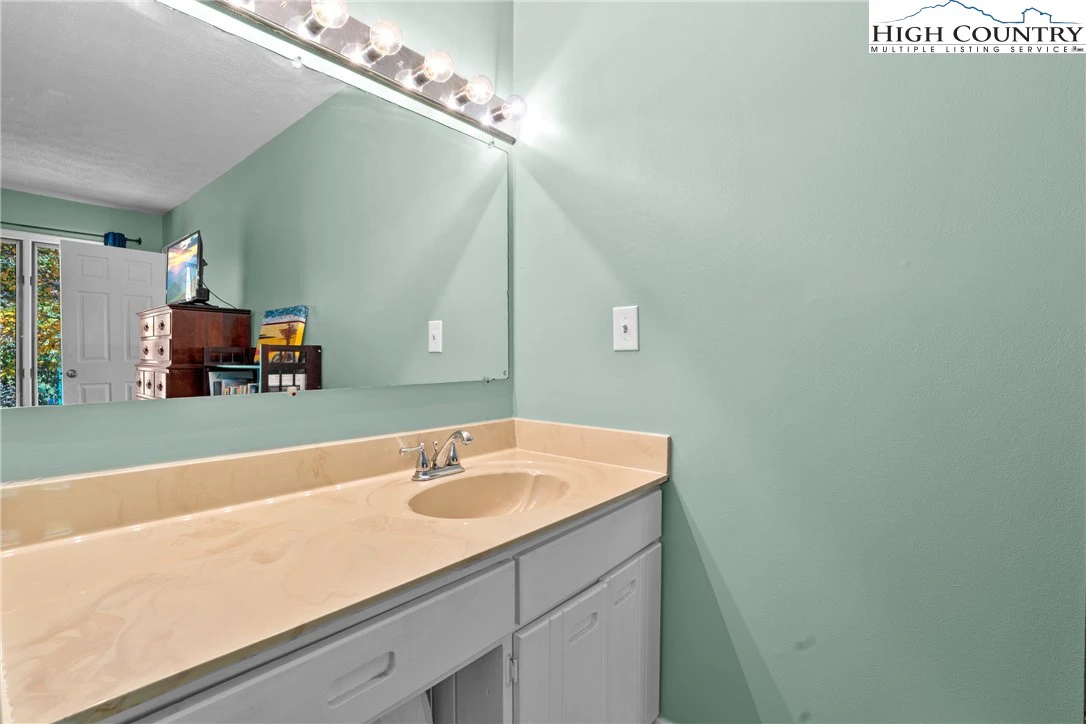 Image number 10 for the current listing