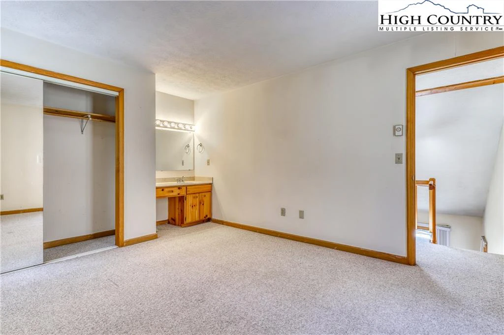 Image number 8 for the current listing