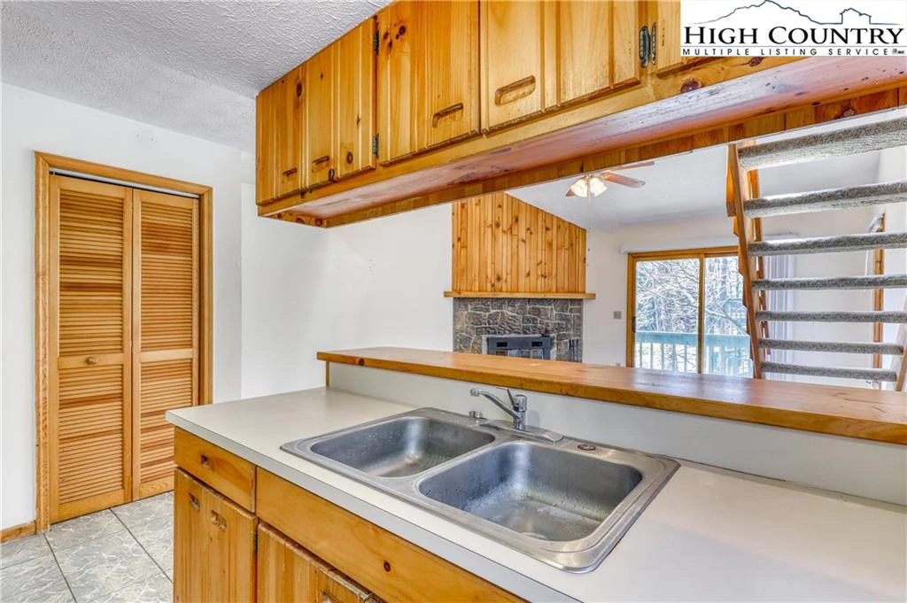 Image number 14 for the current listing