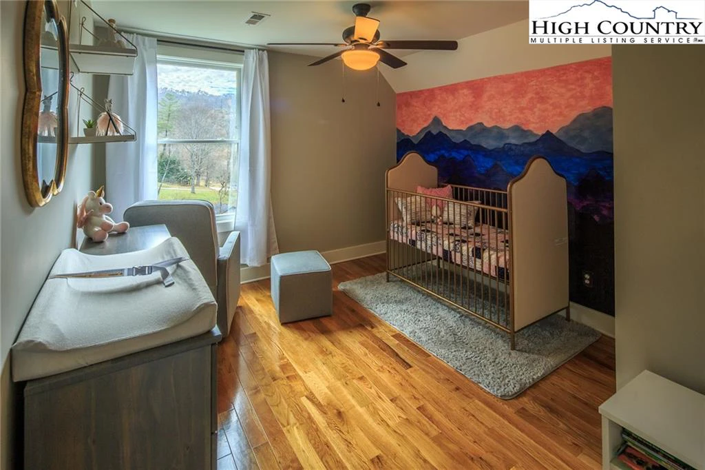 Image number 4 for the current listing