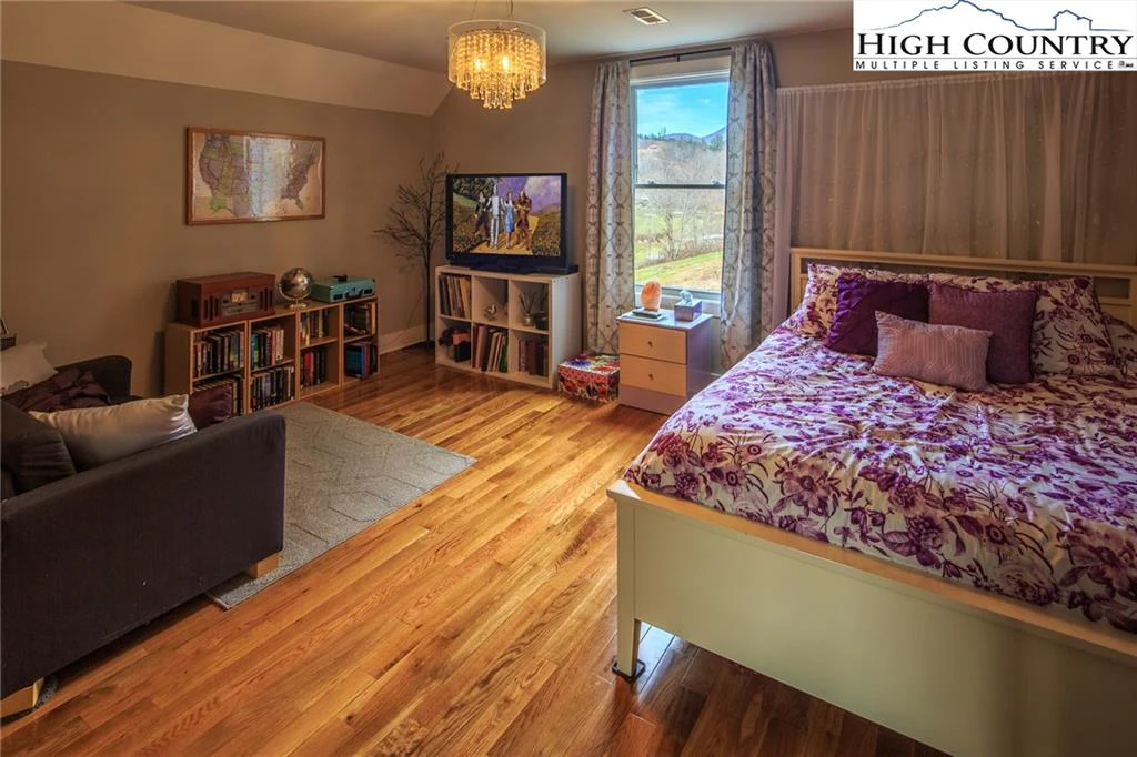 Image number 9 for the current listing