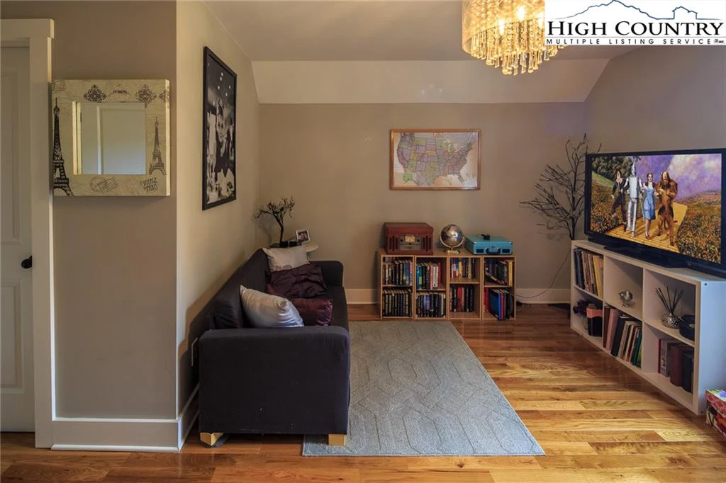 Image number 10 for the current listing