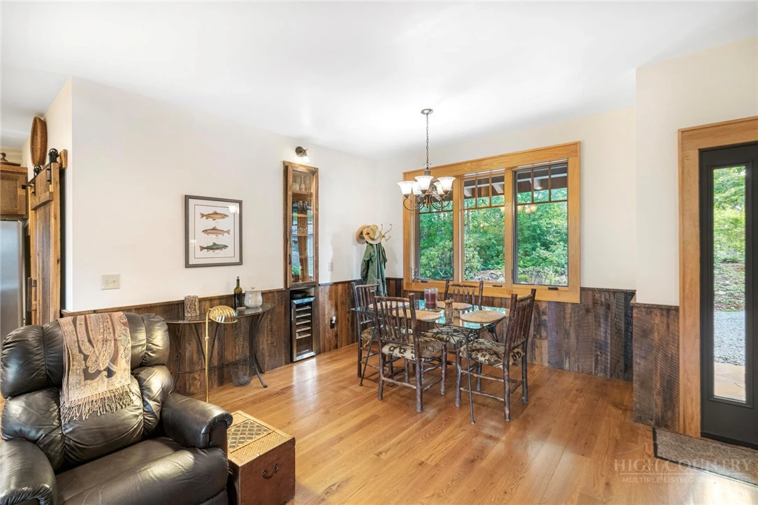 Image number 9 for the current listing