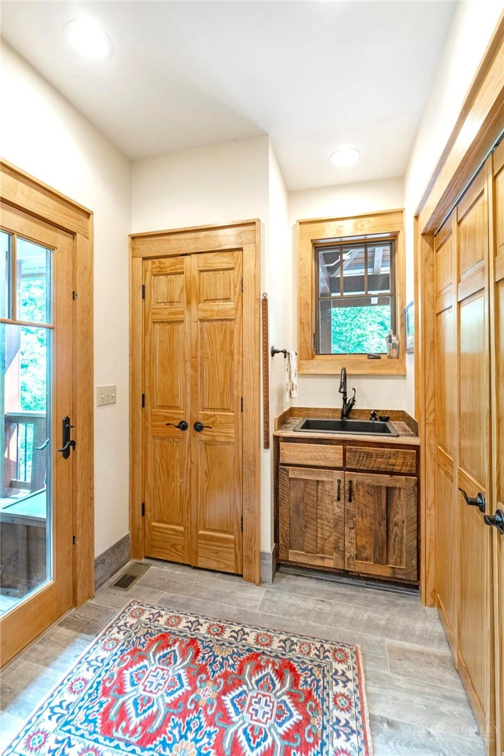 Image number 11 for the current listing