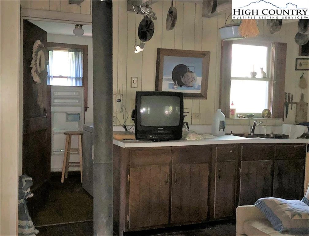 Image number 19 for the current listing