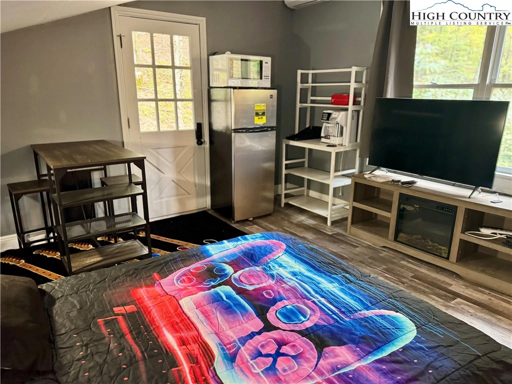 Image number 3 for the current listing