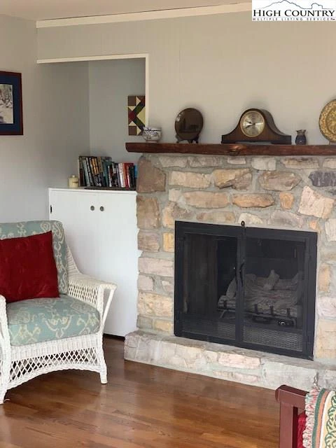 Image number 11 for the current listing