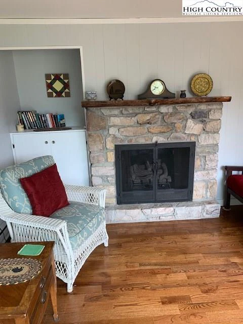 Image number 17 for the current listing