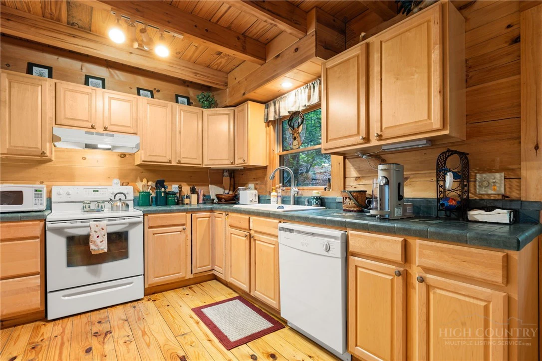 Image number 13 for the current listing