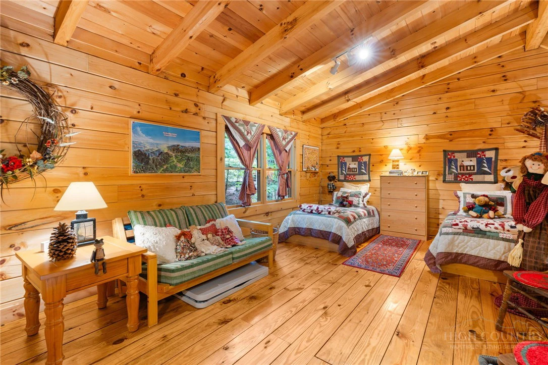 Image number 19 for the current listing