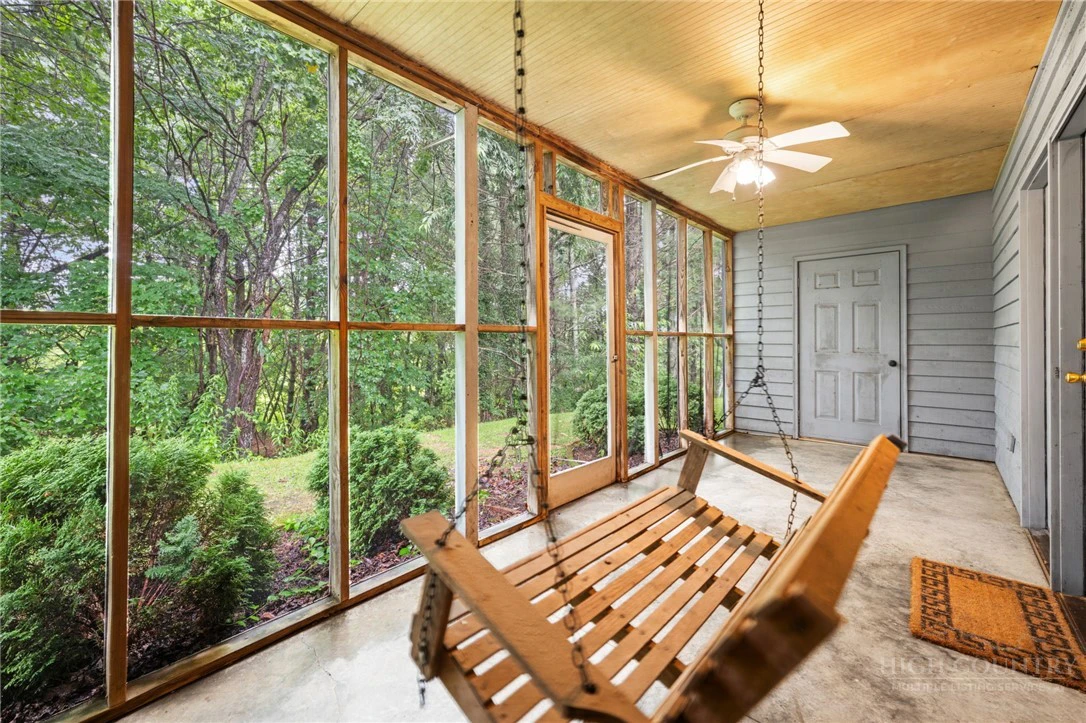 Image number 21 for the current listing