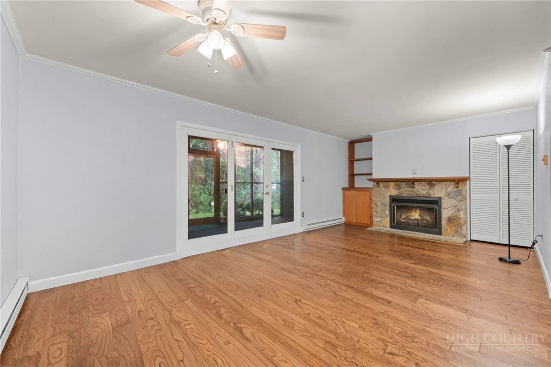 Image number 4 for the current listing