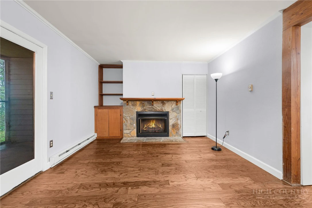 Image number 5 for the current listing