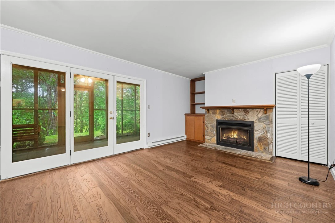 Image number 9 for the current listing
