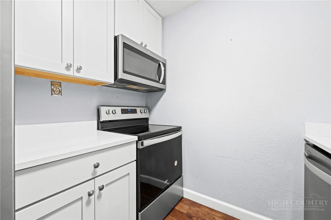 Image number 11 for the current listing