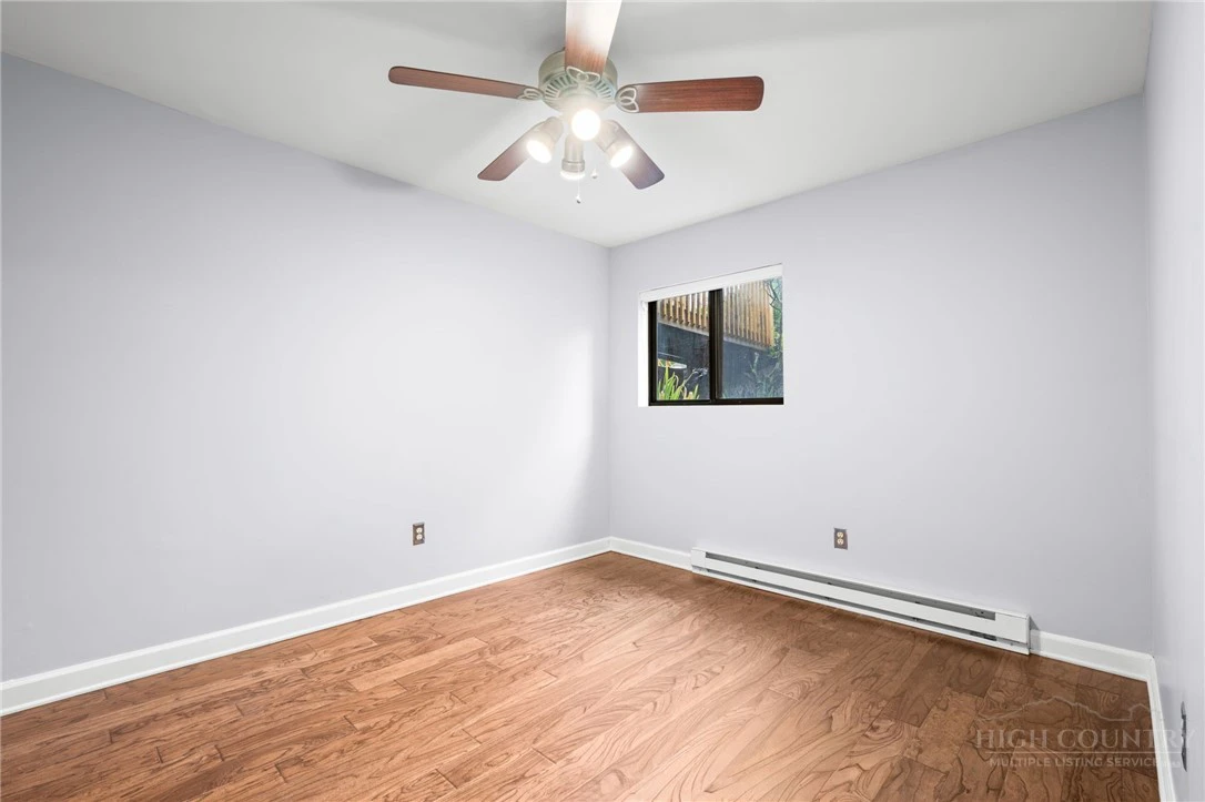 Image number 14 for the current listing