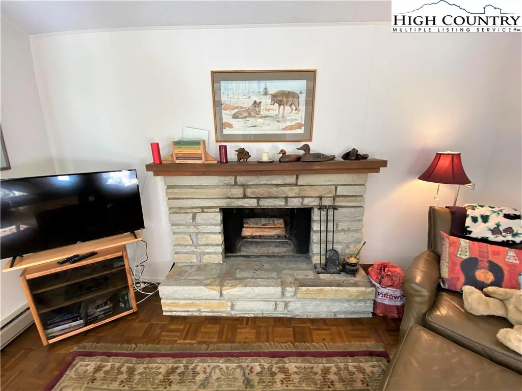 Image number 17 for the current listing