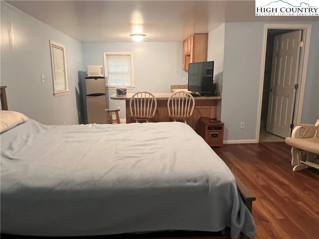Image number 7 for the current listing
