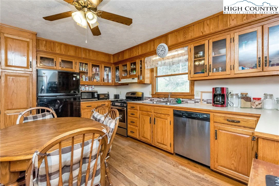 Image number 18 for the current listing