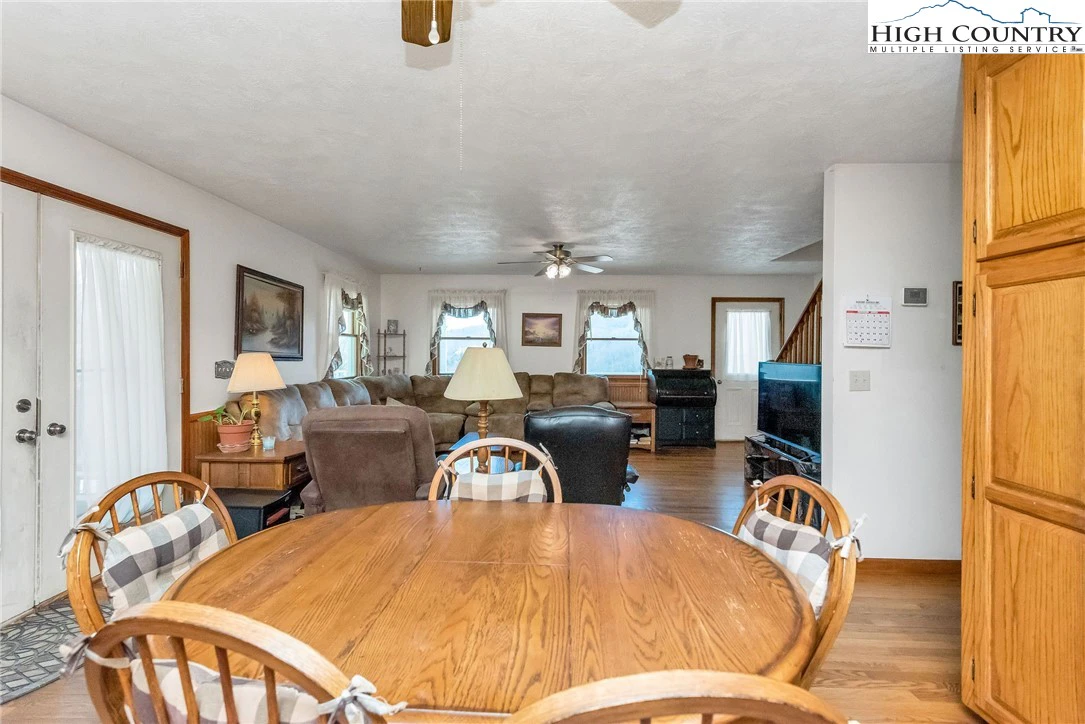 Image number 19 for the current listing
