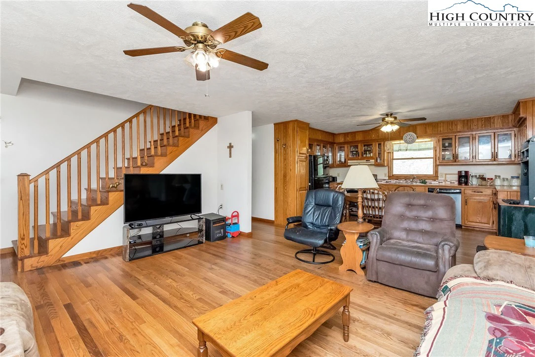 Image number 16 for the current listing