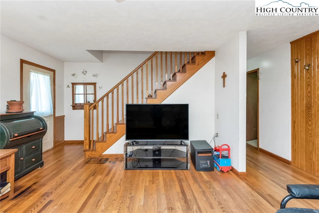 Image number 2 for the current listing