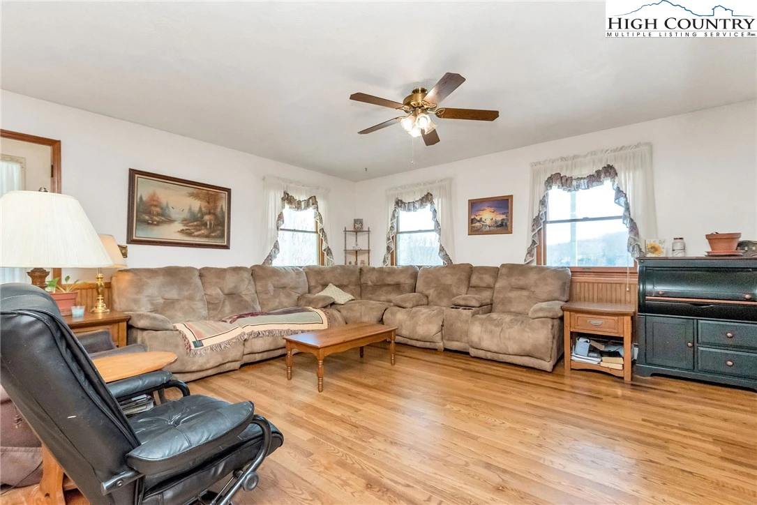 Image number 15 for the current listing