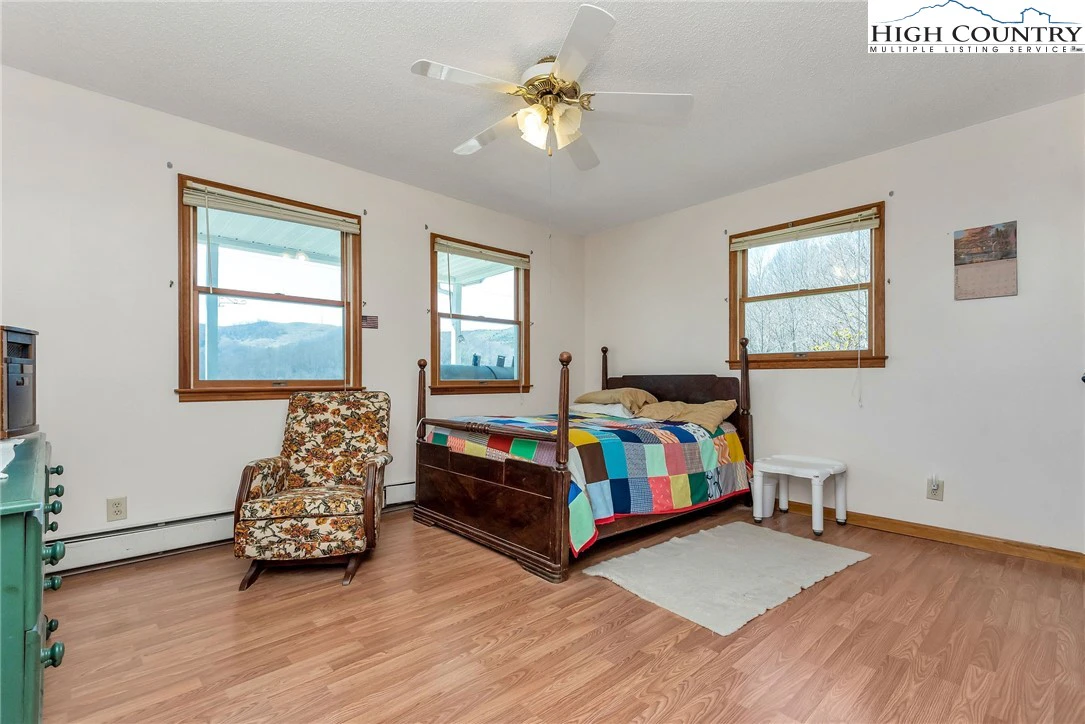 Image number 13 for the current listing