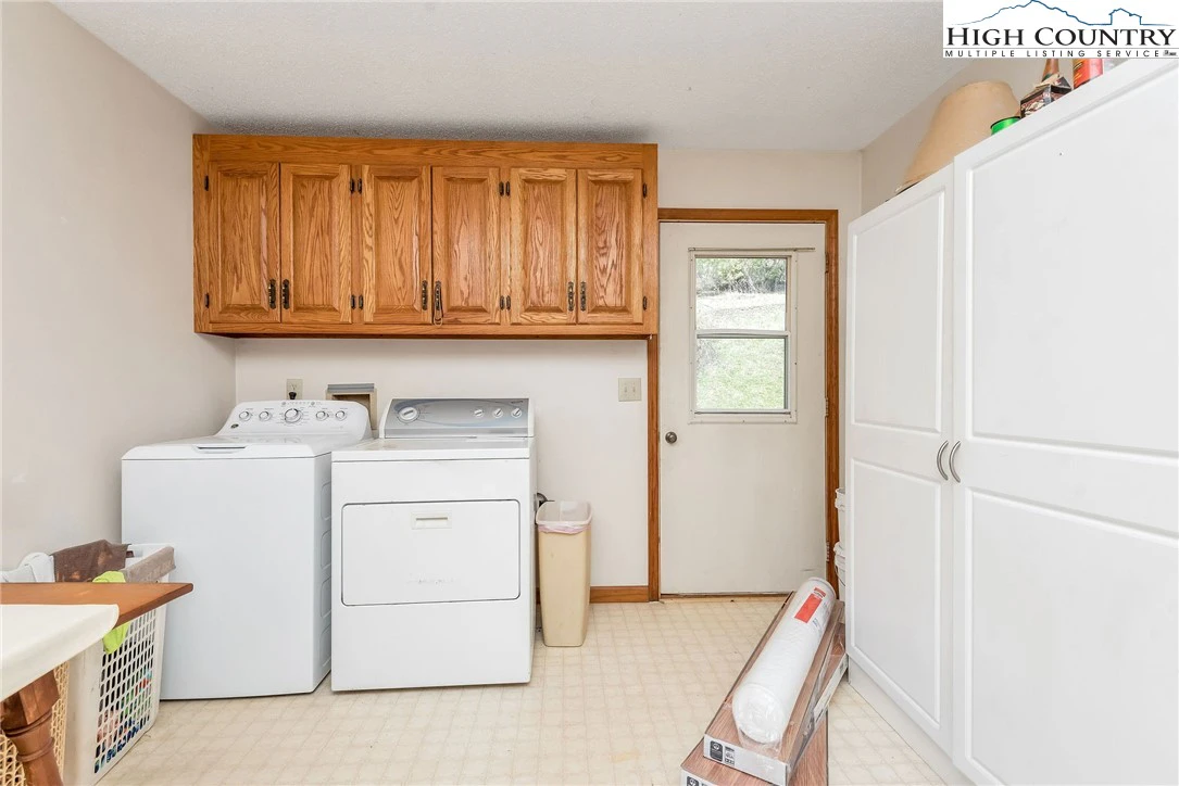 Image number 11 for the current listing