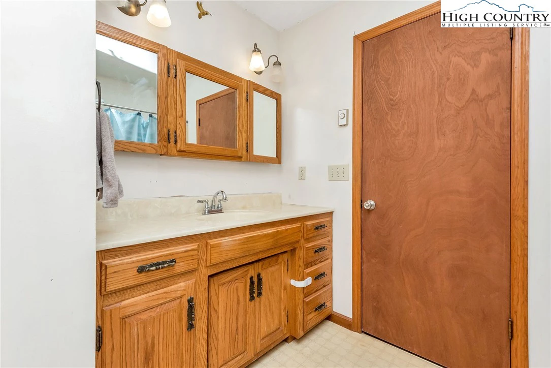 Image number 10 for the current listing
