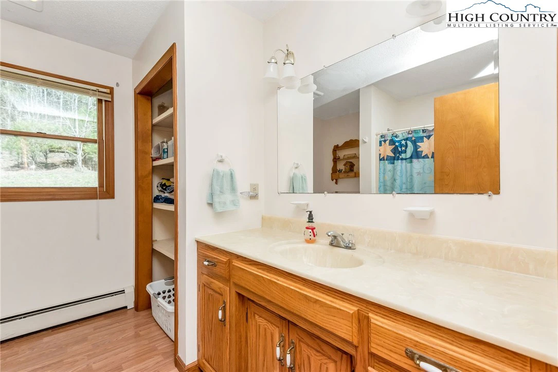 Image number 8 for the current listing