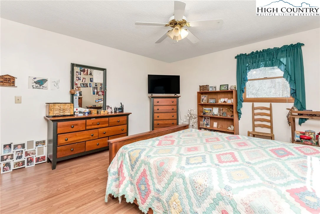 Image number 6 for the current listing