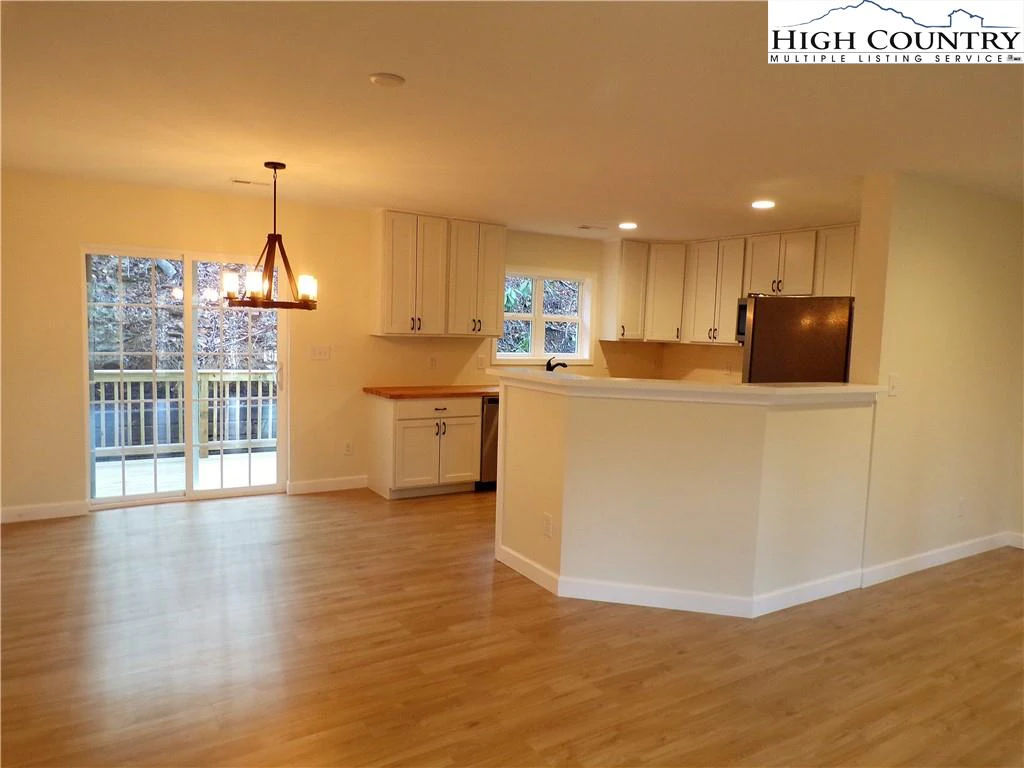 Image number 21 for the current listing