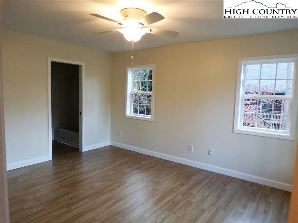 Image number 3 for the current listing