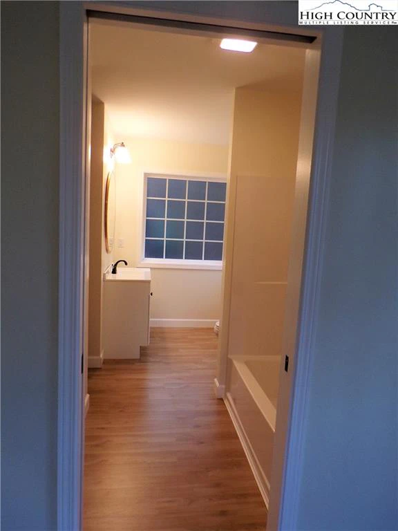 Image number 4 for the current listing